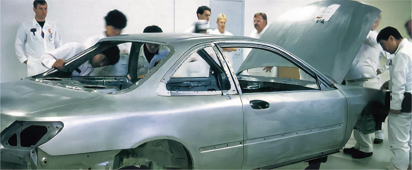 ACURA CL, HRA’s first development model.Members of the first development team inspect the white body.