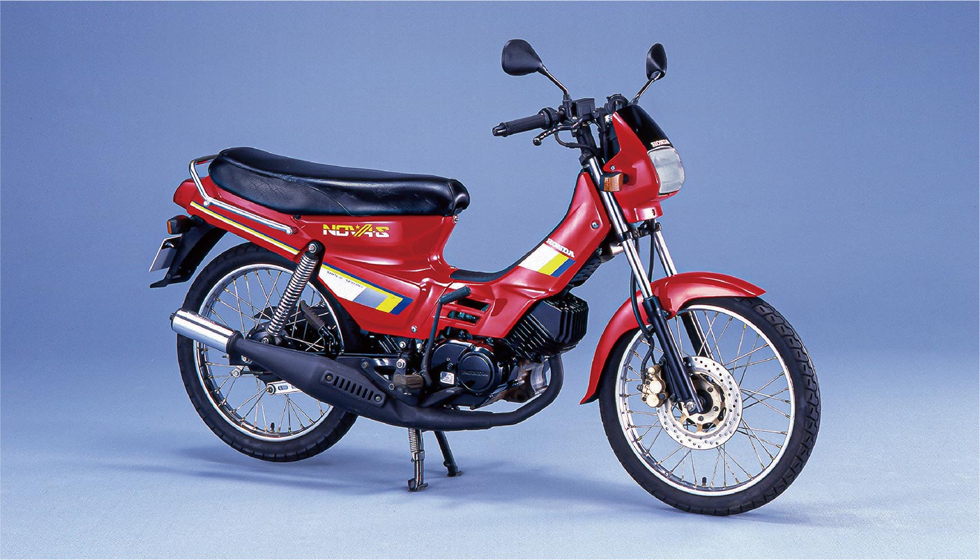 First-generation Nova-S, characterized by a slim body and the nimble ride of its 2-stroke engine. The Nova-S became a million-seller model and created a new market for family sports motorcycles.