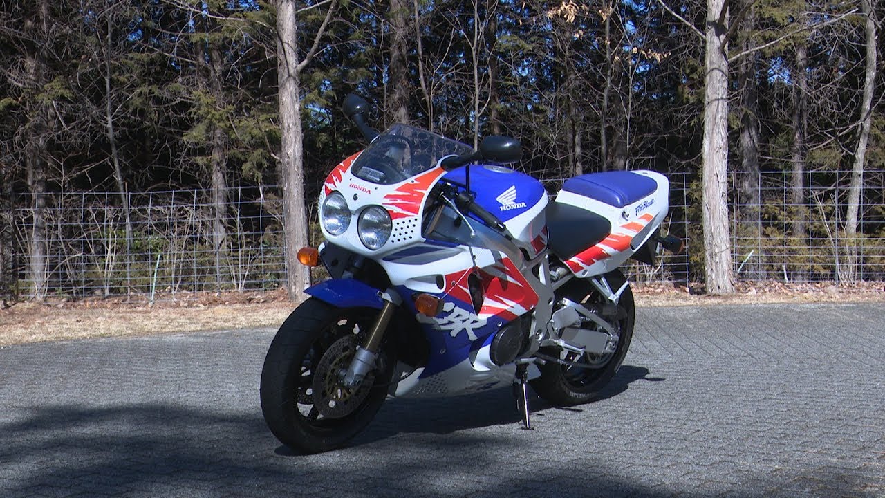 CBR900RR (First-generation) in Action