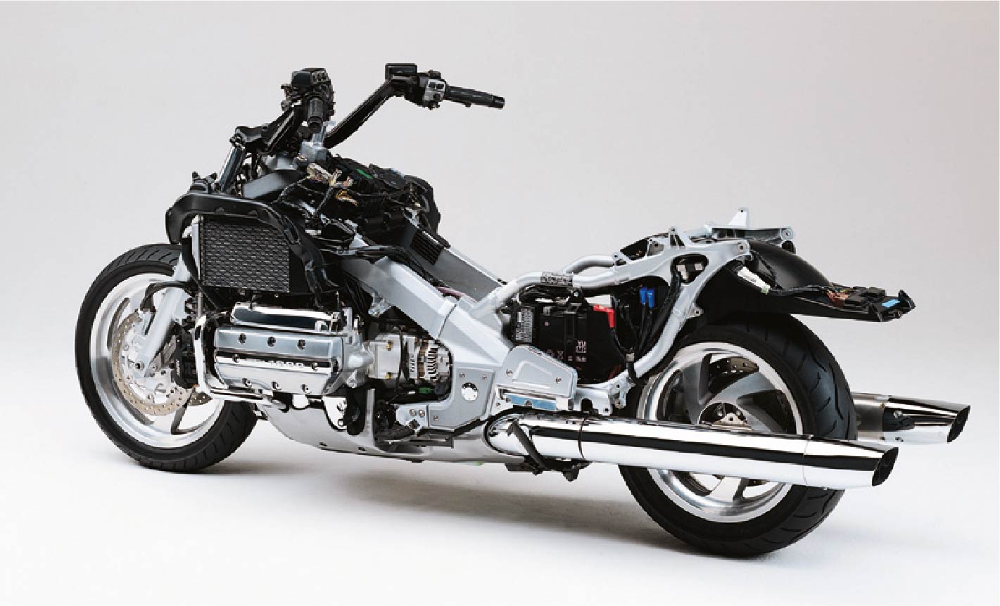 Aluminum twin tube frame, similar to supersport modelsGL1800 with Pro-Arm swingarm