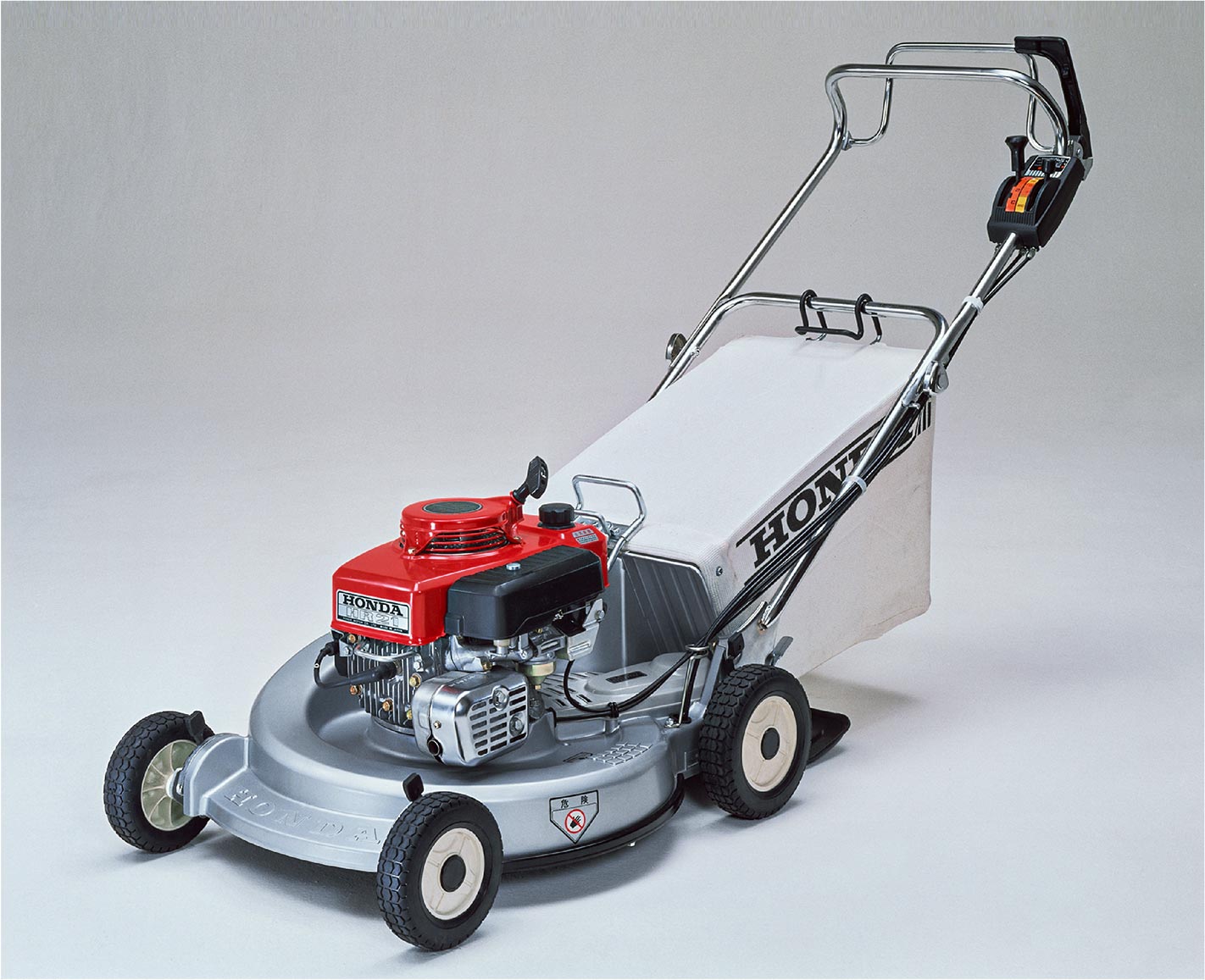 HR21, Honda’s first walk-behind lawnmower .Introduced in 1978 in the U.S. and other overseas markets, the HR21 was highly acclaimed.