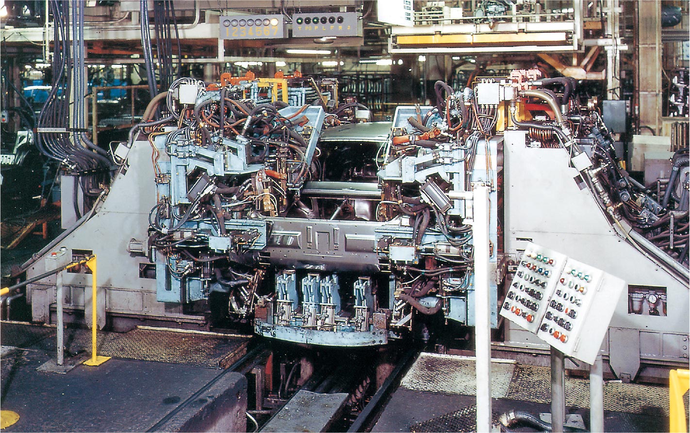 Honda developed a comprehensive welding machine capable of producing multiple models on the same line, and introduced it into the production of the Honda 1300.