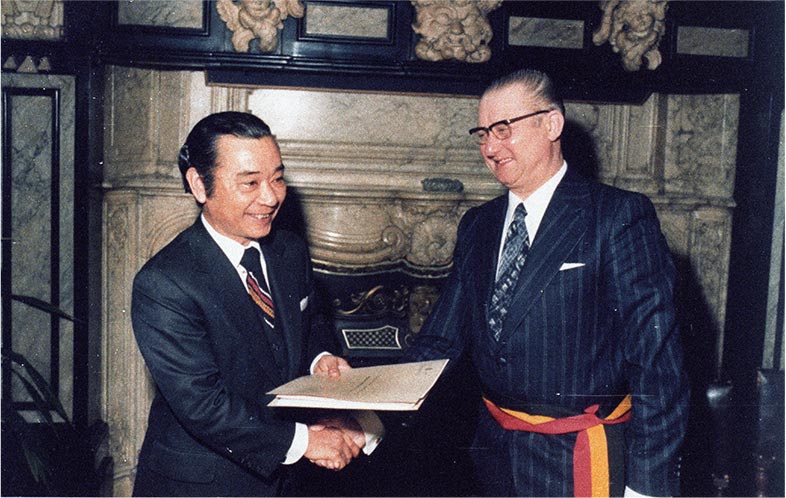 Then Honda president Kiyoshi Kawashima signing a long-term lease agreement for a port site in Ghent.