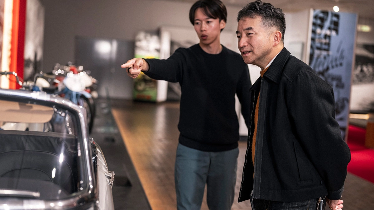 First-year employee Takumi Miura  (left) and Masayuki Togawa  (right), who was in charge of the S2000’s packaging