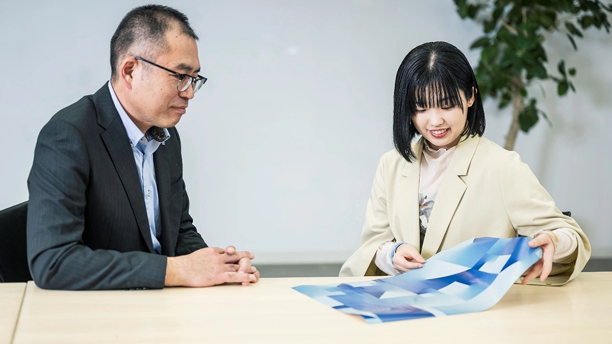 Development manager Tomoyuki Yamagami（left）Wrapping designer Sakura Morioka（right）