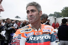 Mick Doohan, WGP champion for five consecutive years starting in 1994, also rode his title-winning NSR500 (1995), which generated over 180 PS at 12,200 rpm.