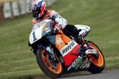 Mick Doohan, WGP champion for five consecutive years starting in 1994, also rode his title-winning NSR500 (1995), which generated over 180 PS at 12,200 rpm.