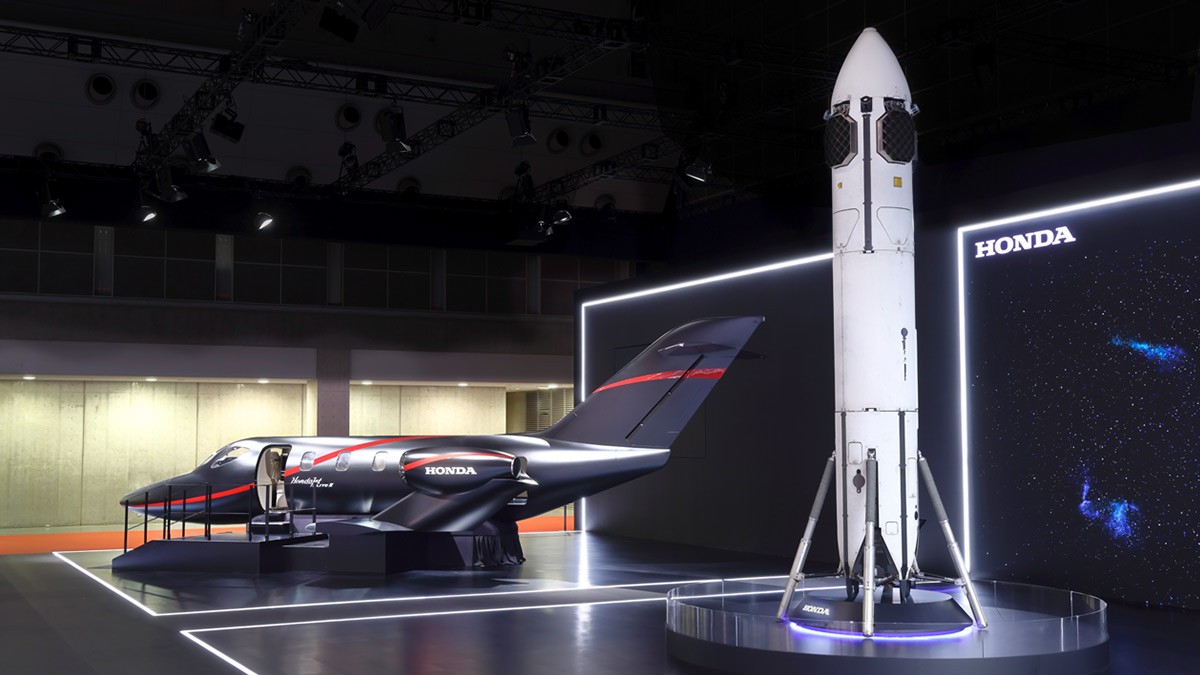 Left：HondaJet Elite Ⅱ、Right： Sustainable rocket