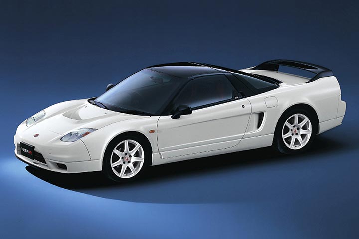 To further advance the first-generation NSX-R, stability and controllability during high-speed driving were improved by applying aerodynamic know-how, which heightened the upper performance limits of the NSX-R. 