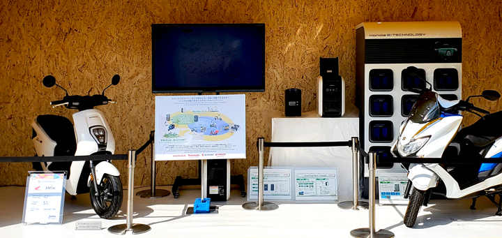 The EM1 e: (left) was included in the exhibit at the Japan Automobile Manufacturers Association, Inc. (JAMA) booth, showcasing various initiatives the Japanese automobile industry is taking toward the realization of carbon neutrality. The exhibition was held in connection with the G7 Hiroshima Summit 2023.