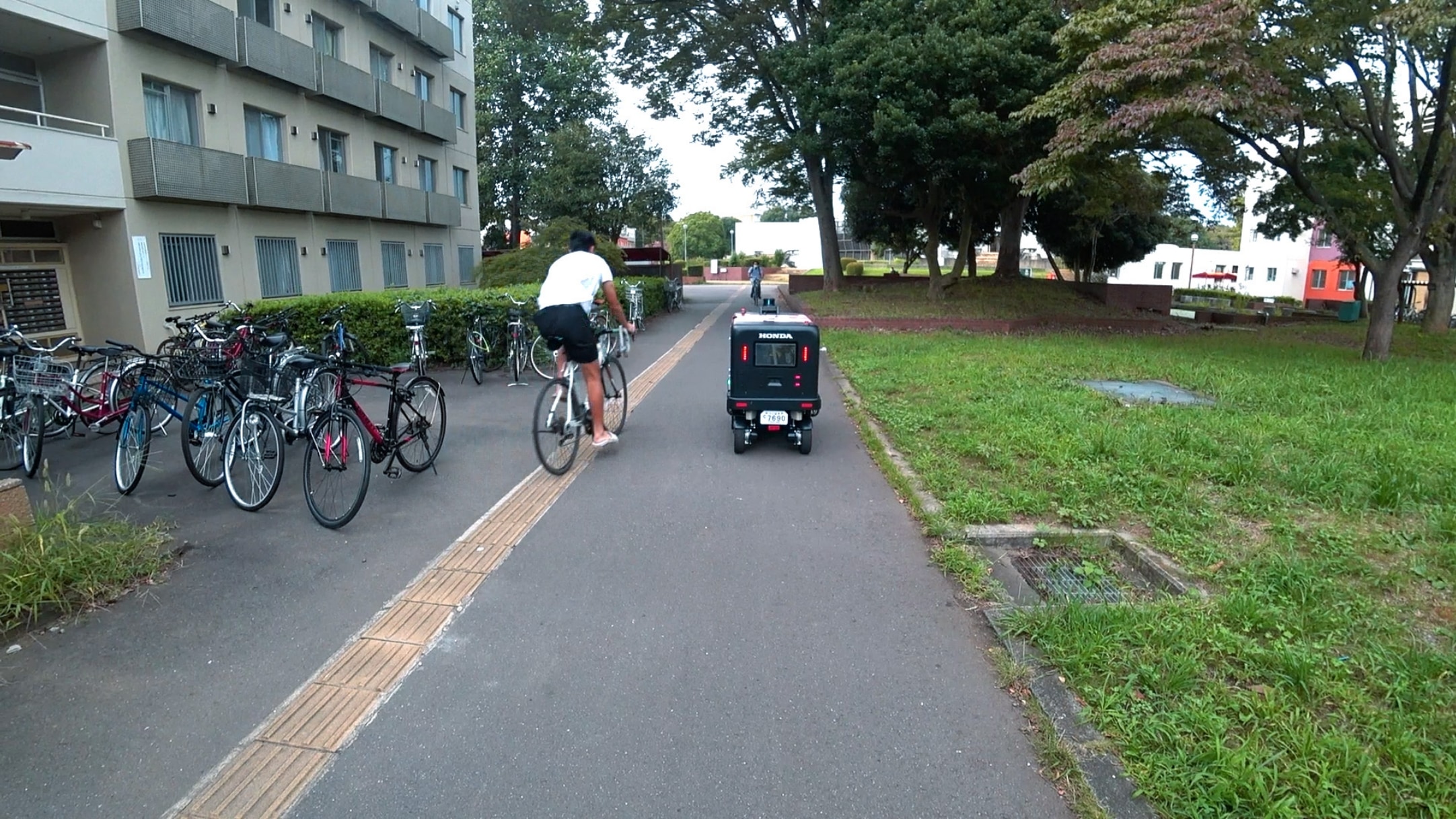 The trial was done on a sidewalk. In the sidewalk's narrowest section, the cyclist and the robot pass closely.