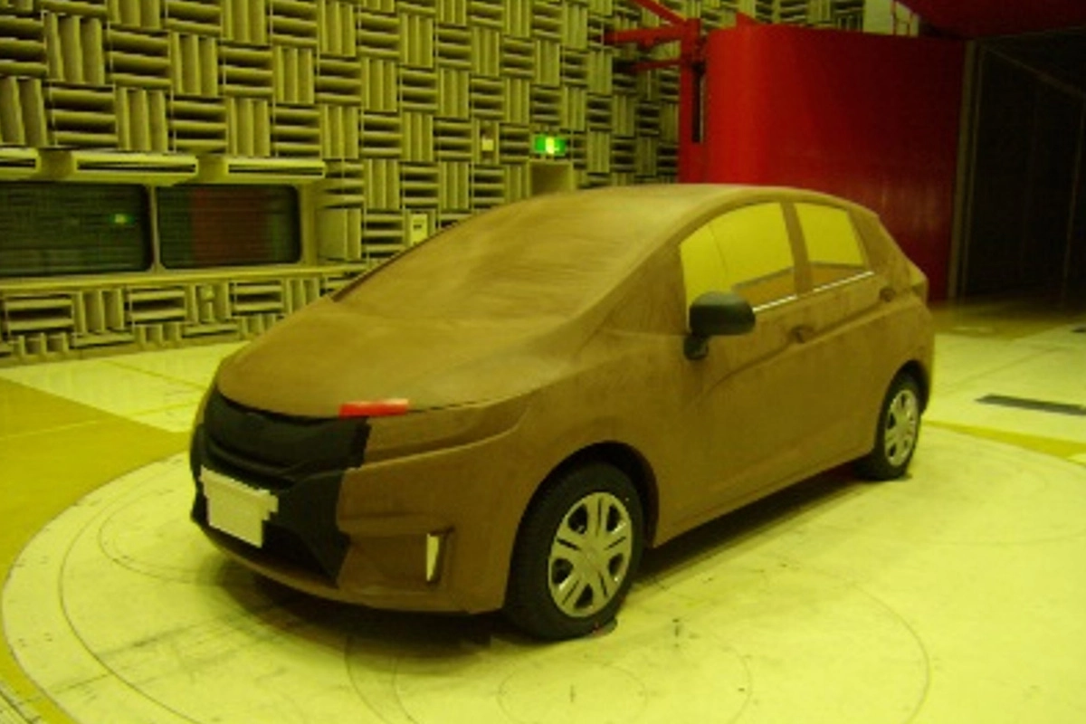 Full-scale fixed-ground wind tunnel