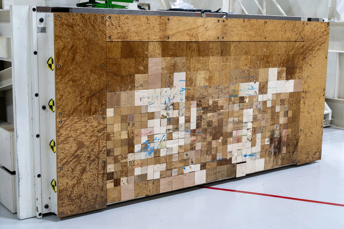 Mobile barrier wall face