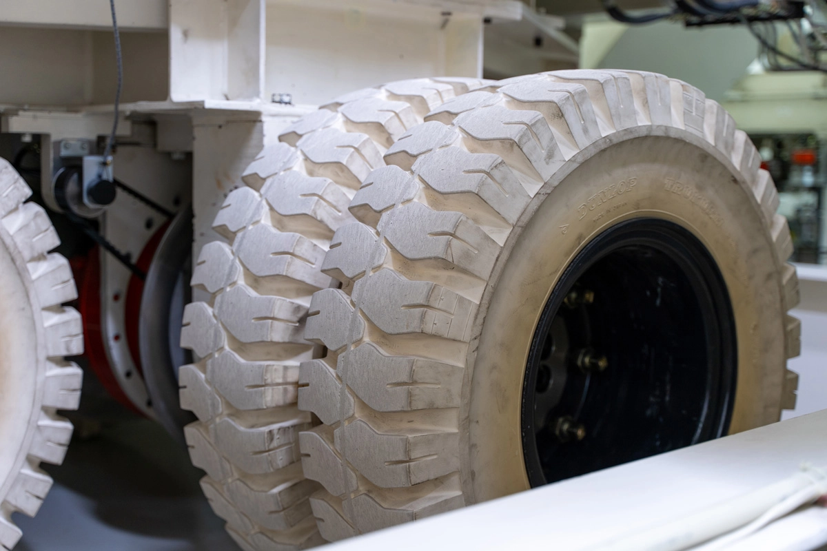 Tires of the mobile barrier unit