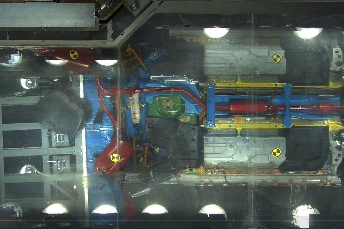 Rear collision test with a moving barrier (seen from underneath)