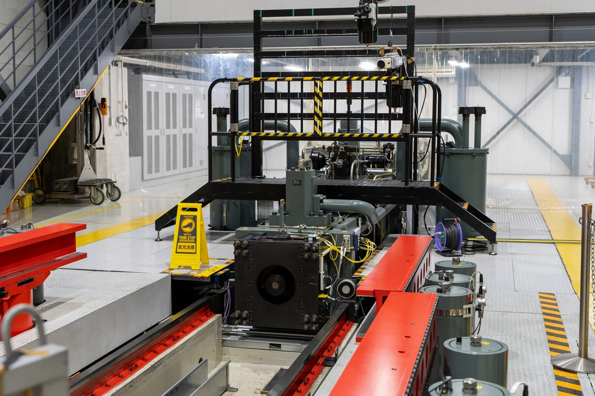 Hydraulic collision simulator with pitching