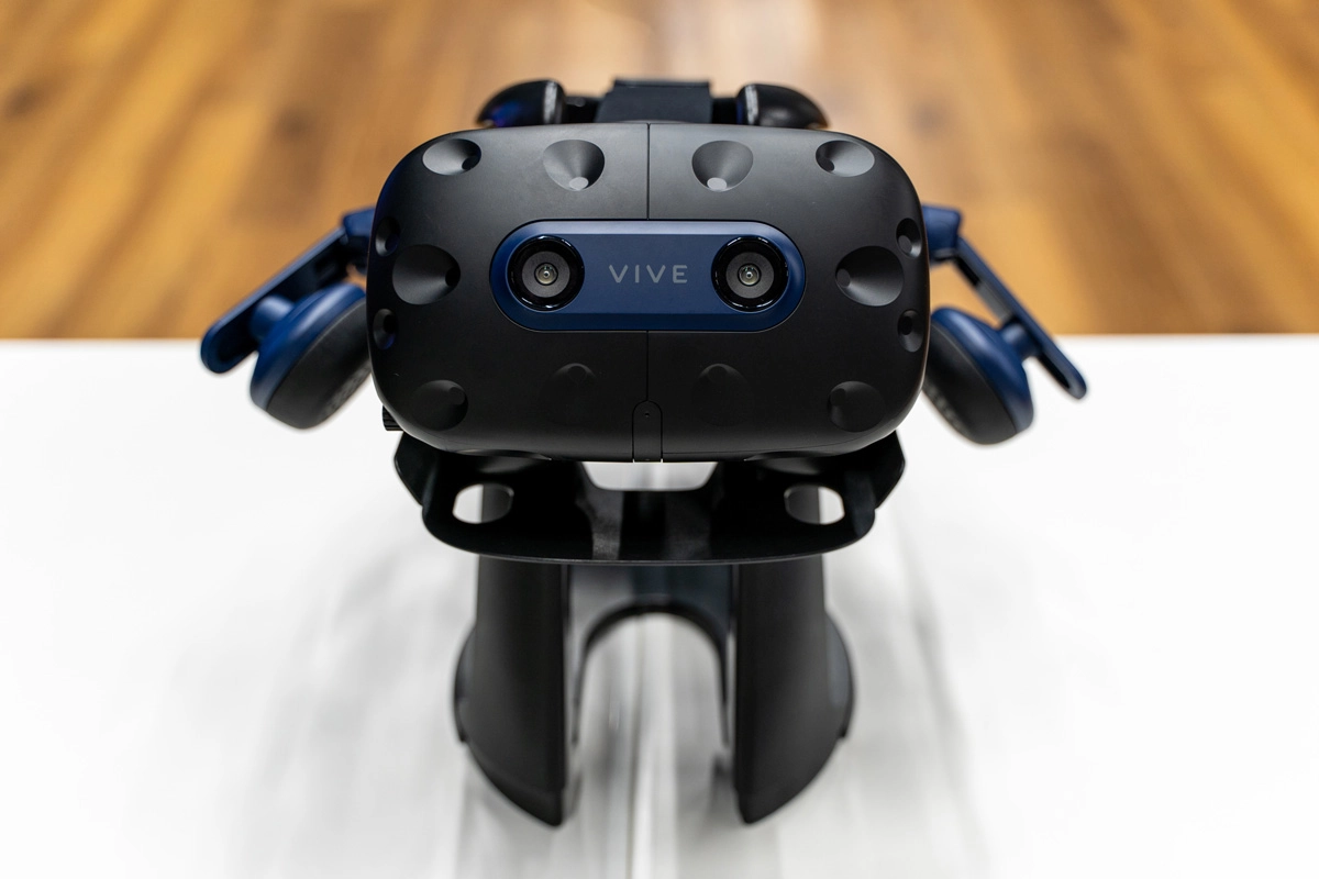 Head-mounted display (HMD) and finger tracking devices