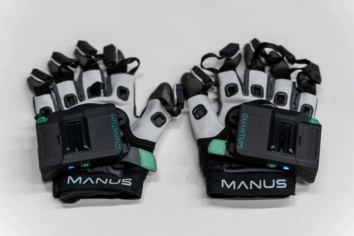 Head-mounted display (HMD) and finger tracking devices