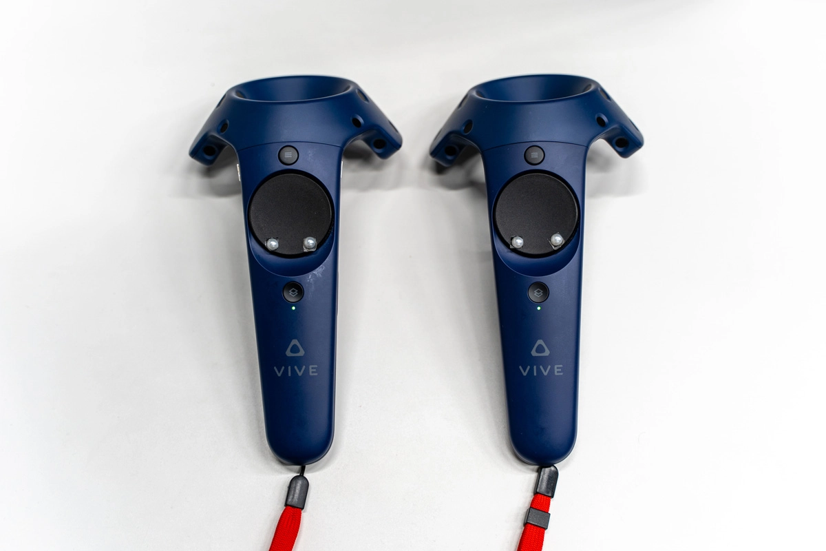 Head-mounted display (HMD) and finger tracking devices