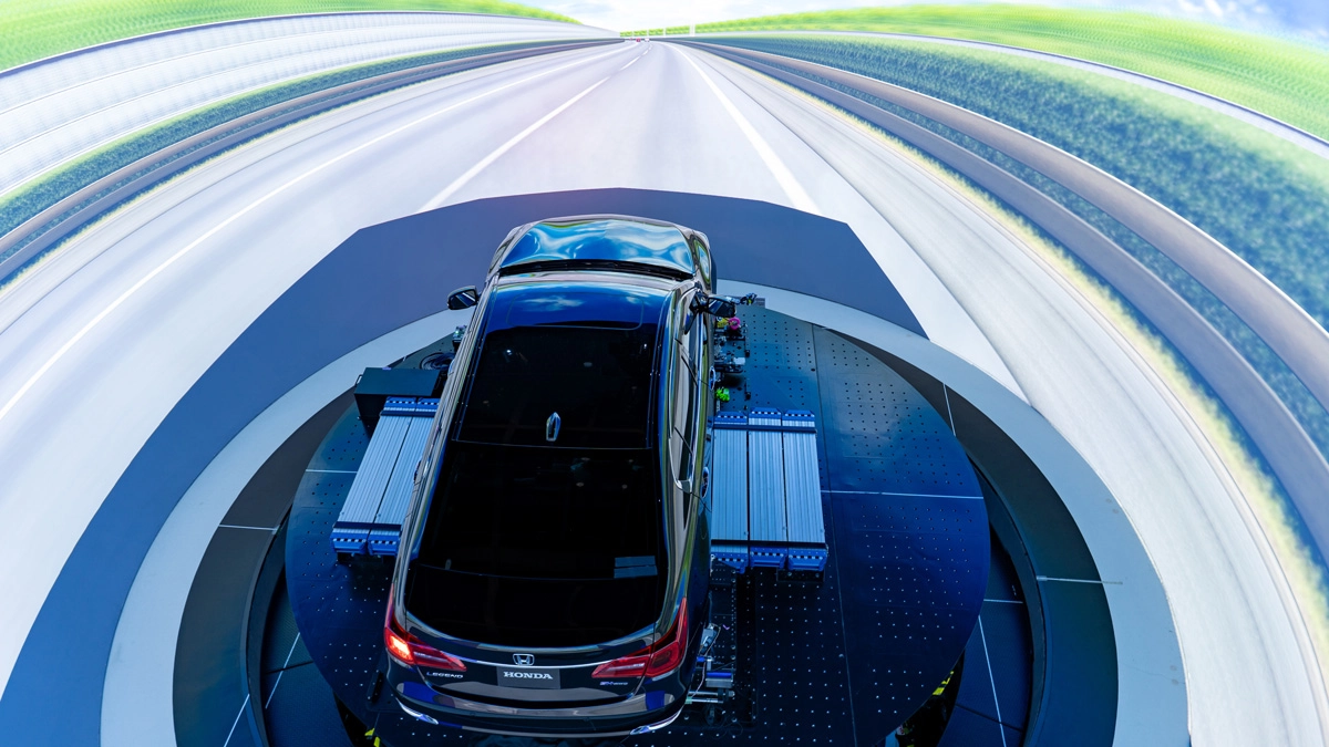 Full-circumference curved screen