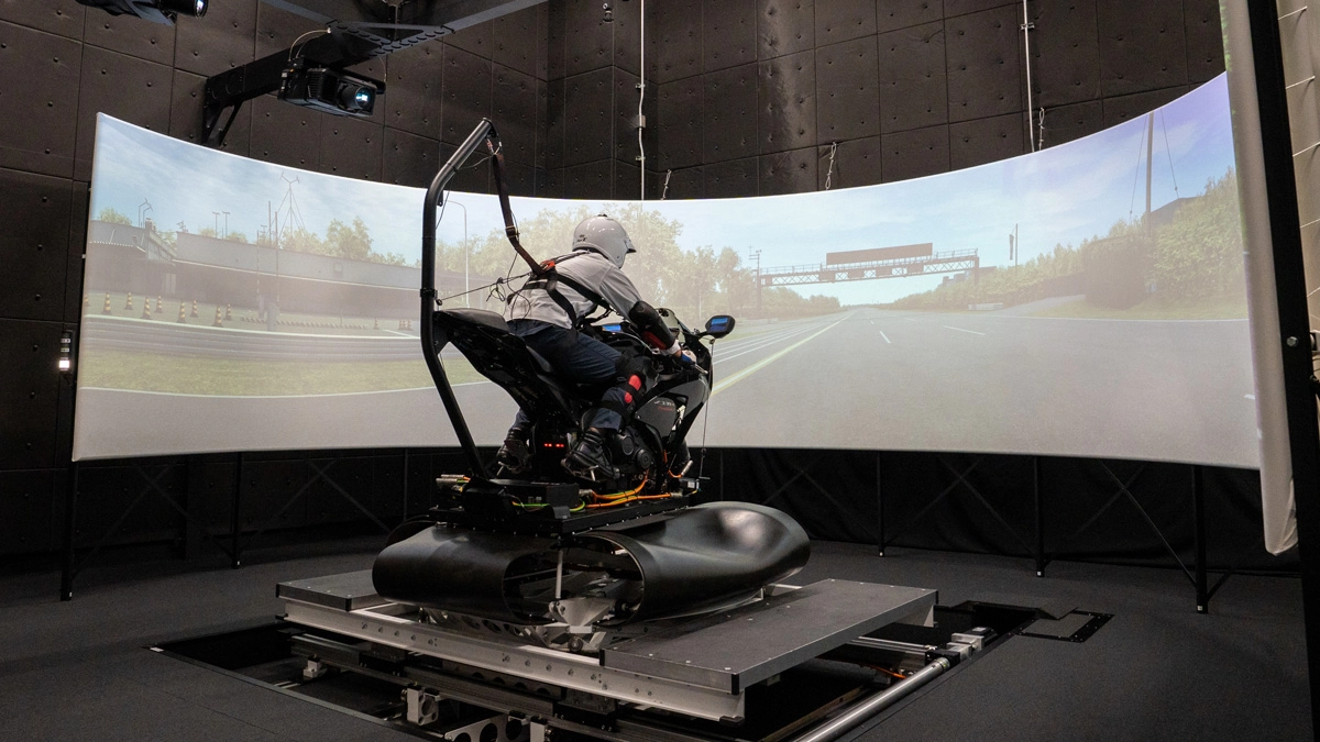 Riding simulator for evaluating motorcycle dynamic performance