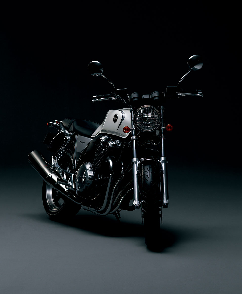 凛としたたたずまいを表現したCB1100の外観