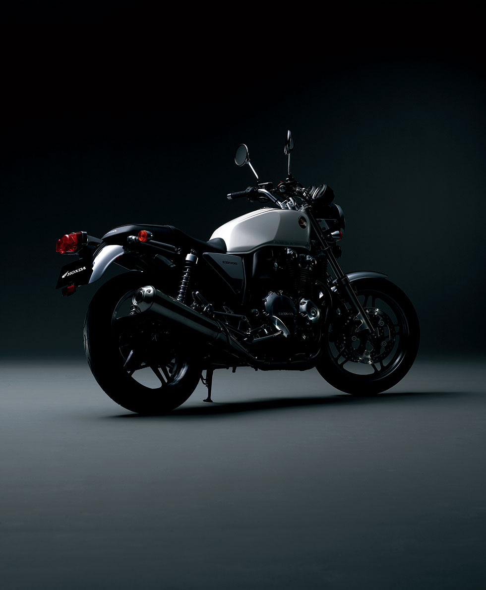 凛としたたたずまいを表現したCB1100の外観
