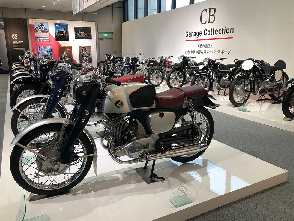 1959年 CBの車名を初めて採用したベンリイCB92 スーパースポーツ。後列には国内外のライバル車を展示