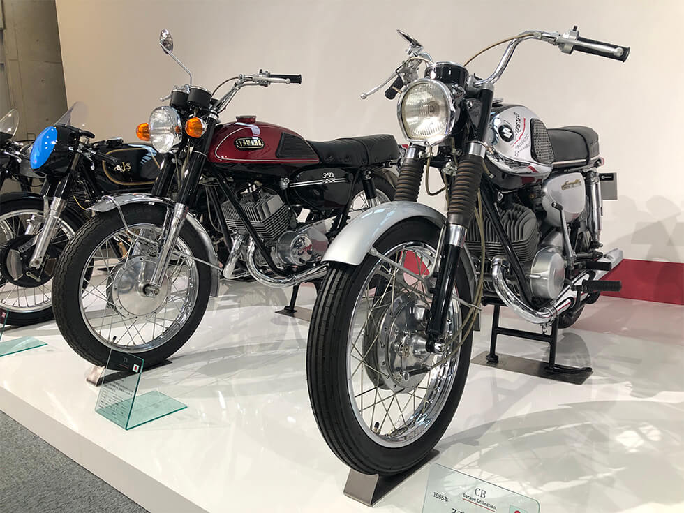 (左) 1969年 ヤマハ R3 空冷・2ストローク 2気筒 350cc (右) 1965年 スズキ 250 T20 空冷・2ストローク 2気筒　250cc ともに、CBシリーズの良きライバルとしてスポーツファンに支持された