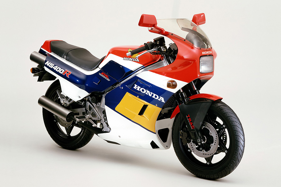 1985年 NS400R 水冷・2ストローク・V型3気筒 1980年代、Hondaはロードスポーツの400ccクラスに2種類の4ストロークエンジンに加え、2ストロークマシンNS400Rもラインナップ。このクラスの重要性がうかがえる。