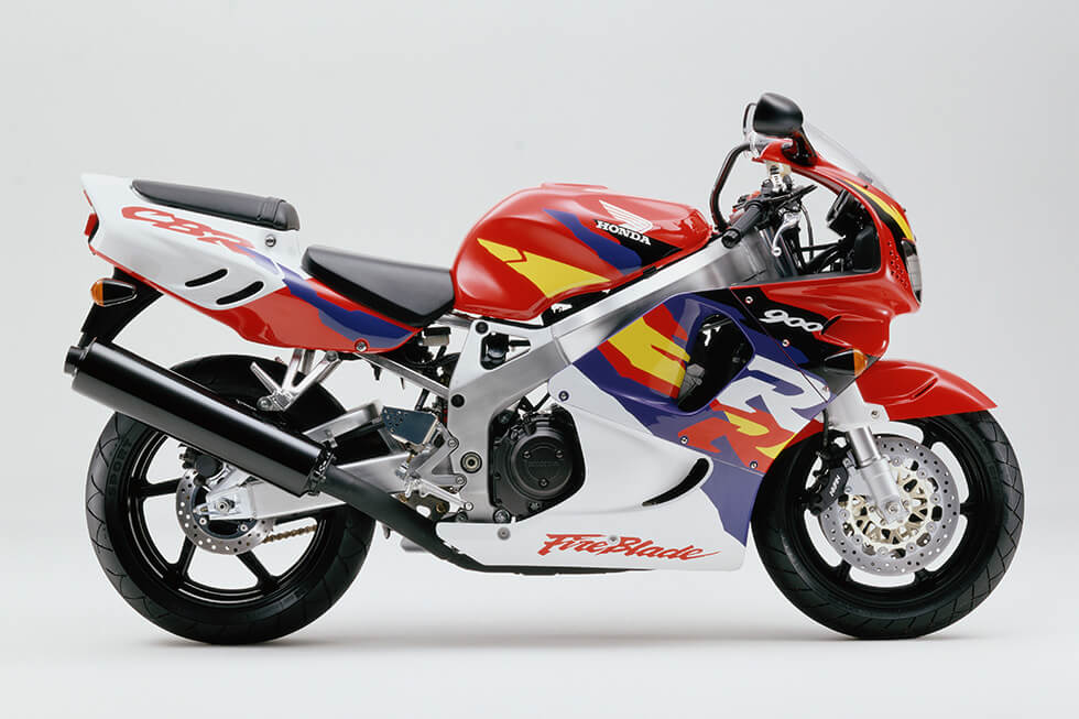 1996年 CBR900RR Fireblade(輸出専用車) 排気量を893ccから918ccにアップ。最高出力を128PSに向上