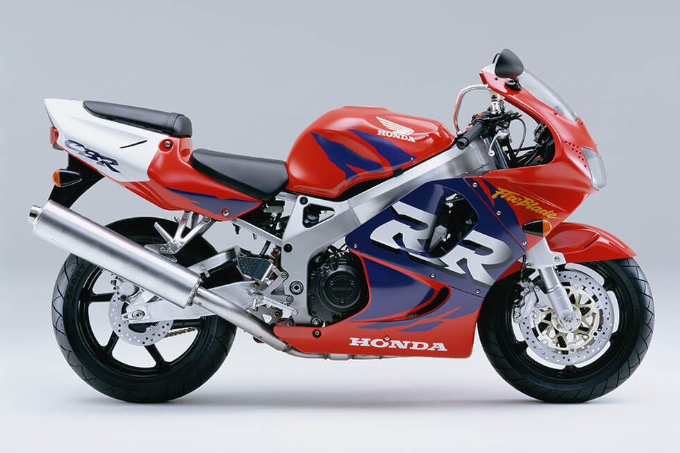 1998年 CBR900RR Fireblade(輸出専用車) 乾燥重量180kg達成。最高出力を130PSに向上