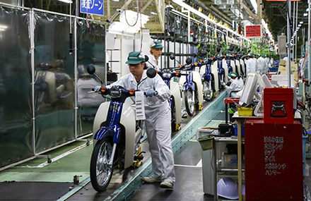スーパーカブの生産は1958年大和工場（左）で始まり、1960年に鈴鹿製作所（右上1991年頃）へ移管。1961年からは海外での生産も開始した。日本国内では2012年以降リトルカブのみ生産していたが、2017年から再び熊本製作所(右下)で生産を開始。