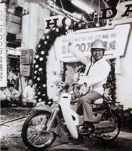 1971年、鈴鹿製作所の二輪車生産は累計1000万台を突破。本田宗一郎は満面の笑みでスーパーカブに跨がる。