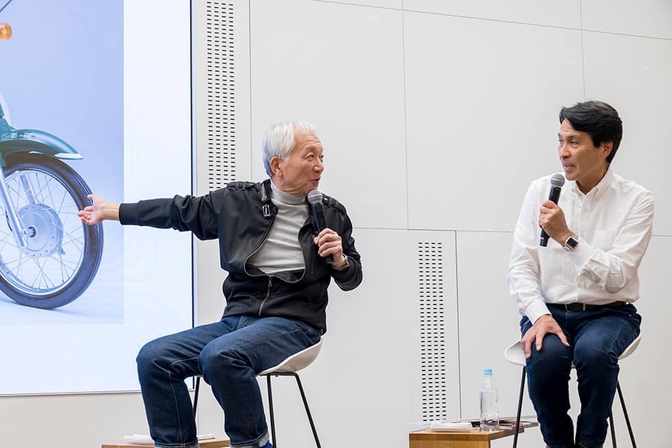 ゲストは、ノンフィクション作家の中部博さん(左)、三樹書房代表の小林謙一さん(右)。お二人は、スーパーカブに関する多くの書籍の発行に関わってきました。創業者の本田宗一郎、藤澤武夫両氏が情熱を傾けて開発した高性能な庶民の乗り物であるスーパーカブが世界に飛躍していく様子を語ってくださいました。