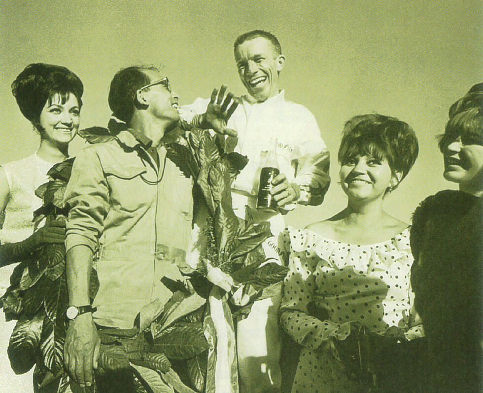 念願の初優勝を喜び合うリッチ ・ギンサー(中央)と中村。1965年10月のメキシコGP