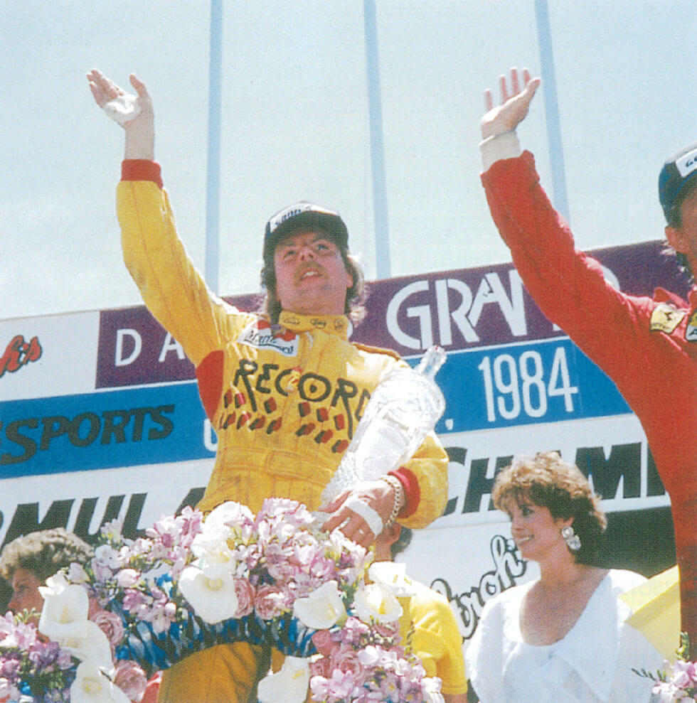 1984年7月のダラスGPを制し、復帰後の初勝利をもたらしたケケ・ロズベルグ(左〕