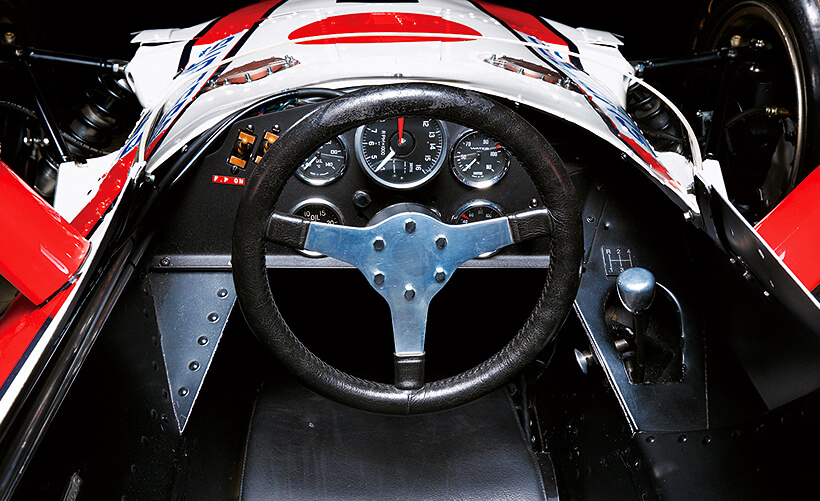 Hマークのないステアリング。防眩処理の結晶塗装を施された計器板。フロントスクリーンが全周から前部のみに変わった。