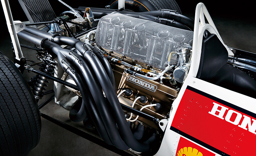 内側クロスフローヘッドを採用したため、マフラーがサイドから伸びる方式になった。リアウィングの支柱はアップライトに直付けされている。