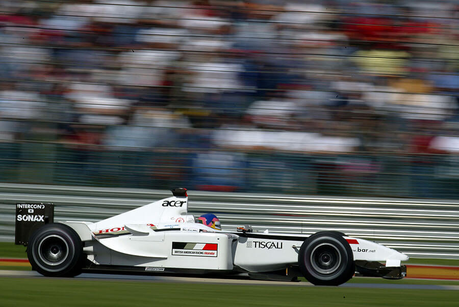 ウィリスの知見により、BAR004はシーズン中に大きく進化。第8戦カナダGPからサイドポンツーンやバージボードを一新。その後も細かくエアロの小改良を繰り返し、これらの成果が、翌年のBAR005の開発に活かされることになる。