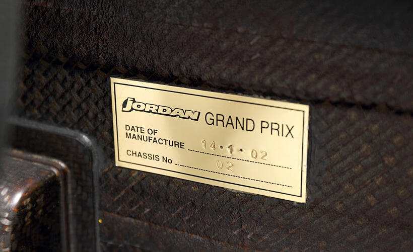 撮影個体のフロントウイング中央部分が台形状に角張ってえぐられていることからも判定できるとおり、マシンは2002年の序盤戦を戦った仕様となっている（中盤戦以降のフロントウイングのえぐれは緩やかな曲面形状になる）。モノコックに付けられたプレートによれば撮影個体のシャシーナンバーは「02」だ。