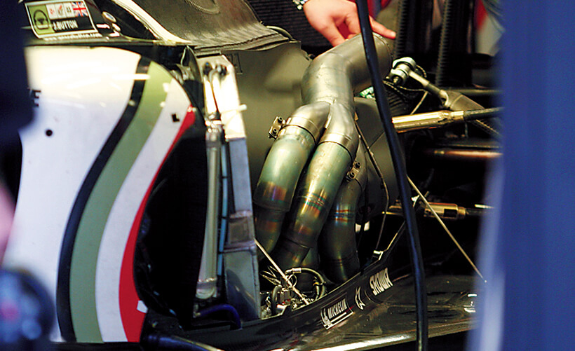 より低重心・軽量化の進んだ3リッターV10のHonda RA005E。排気管はリヤエンドの空力を考慮したレイアウトを採用している。