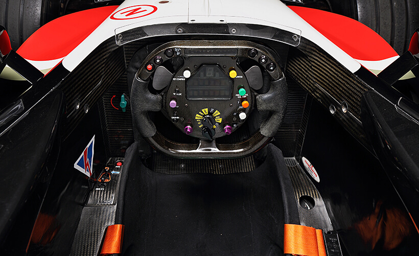 “第2期”の頃のマシンと比べると隔世の感がある、カラフルなスイッチボタンが配されたコクピット。レース中の給油があった時代のクルマらしく燃費と出力をコントロールするのも戦略のひとつ。燃料ミクスチャーを調節するマップ切替スイッチがセンターに陣取っている。