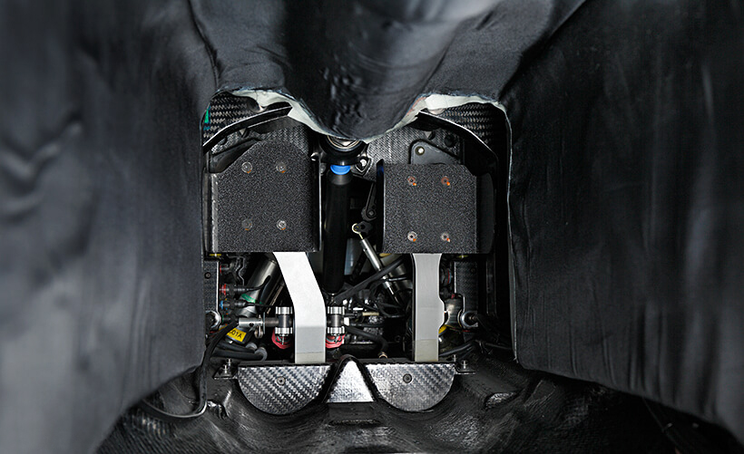 貴重なフットボックス内のカット。極端に細く尖ったノーズは完全な2ペダルになったことで実現しており、ペダル周辺はご覧のとおり相当に狭い。ドライバーのバトンは左足ブレーキングも完全にマスターし上昇機運をつかみ、ついに第13戦で栄誉に浴した。