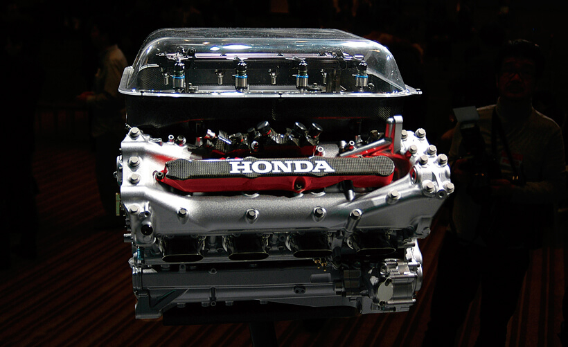 結果的に第3期F1活動の最終エンジンとなったRA808E。2400ccのV8で700馬力以上／1万9000回転以上というスペックのまま開発は凍結、ECUは全車共通というFIAの施策によってエンジンの重要性は相対的に低下。空力性能に重きが置かれる時代となった。