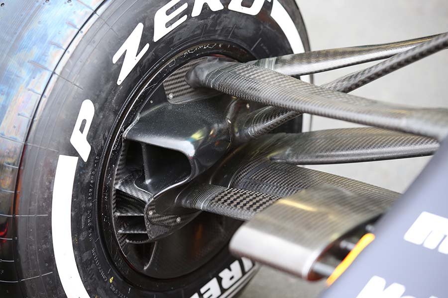 レッドブルが先鞭をつけたレーキエアロをさらに追求するため、RB15からフロントサスペンションのアッパーアームは前後分割式に変更。このレイアウトによりフロントレッグとリヤレッグの角度を大きくつけることが可能となり、ブレーキング時の姿勢変化を極力抑えることができるようになった。