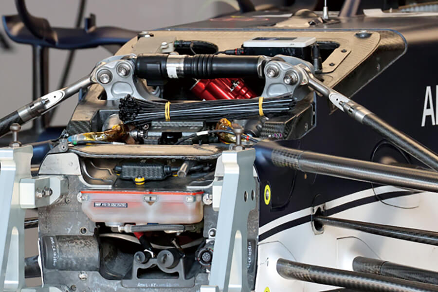 AT02は20年型レッドブルRB16の基本的骨格を踏襲したマシン。しかし、レッドブルが苦しんだリヤサスペンションは採用せず、リヤは従来のAT01を引き継ぎ、フロントサスペンションの改良に力を注いだ。