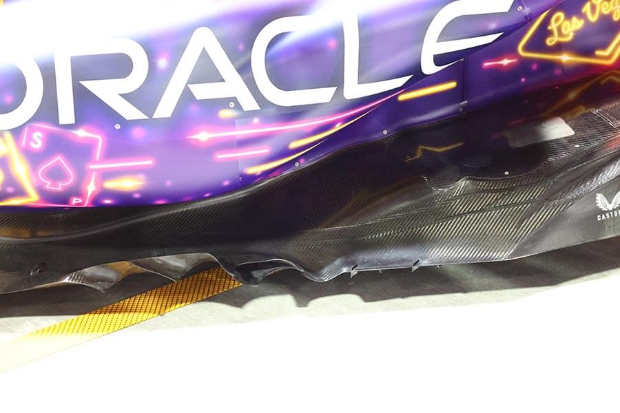 第21戦ラスベガスGP仕様のフロアエッジ。フロア先端の４つのフィンのうち、外側ふたつのフロアトンネルはパネル中央から排出される。この形状もディフューザー効果を狙って進化し、いまや「サイドディフューザー」と呼ばれる。サイドポンツーン自体もシーズン中、さらに小型薄型化が図られた。