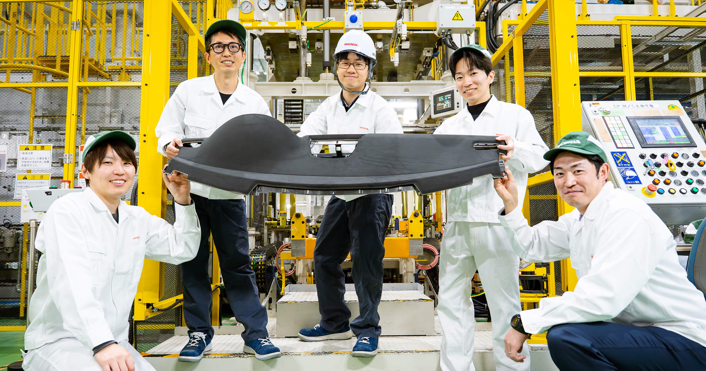 世界初の技術を実現。スウェード自動貼付け成形技術で量産車の意匠性に