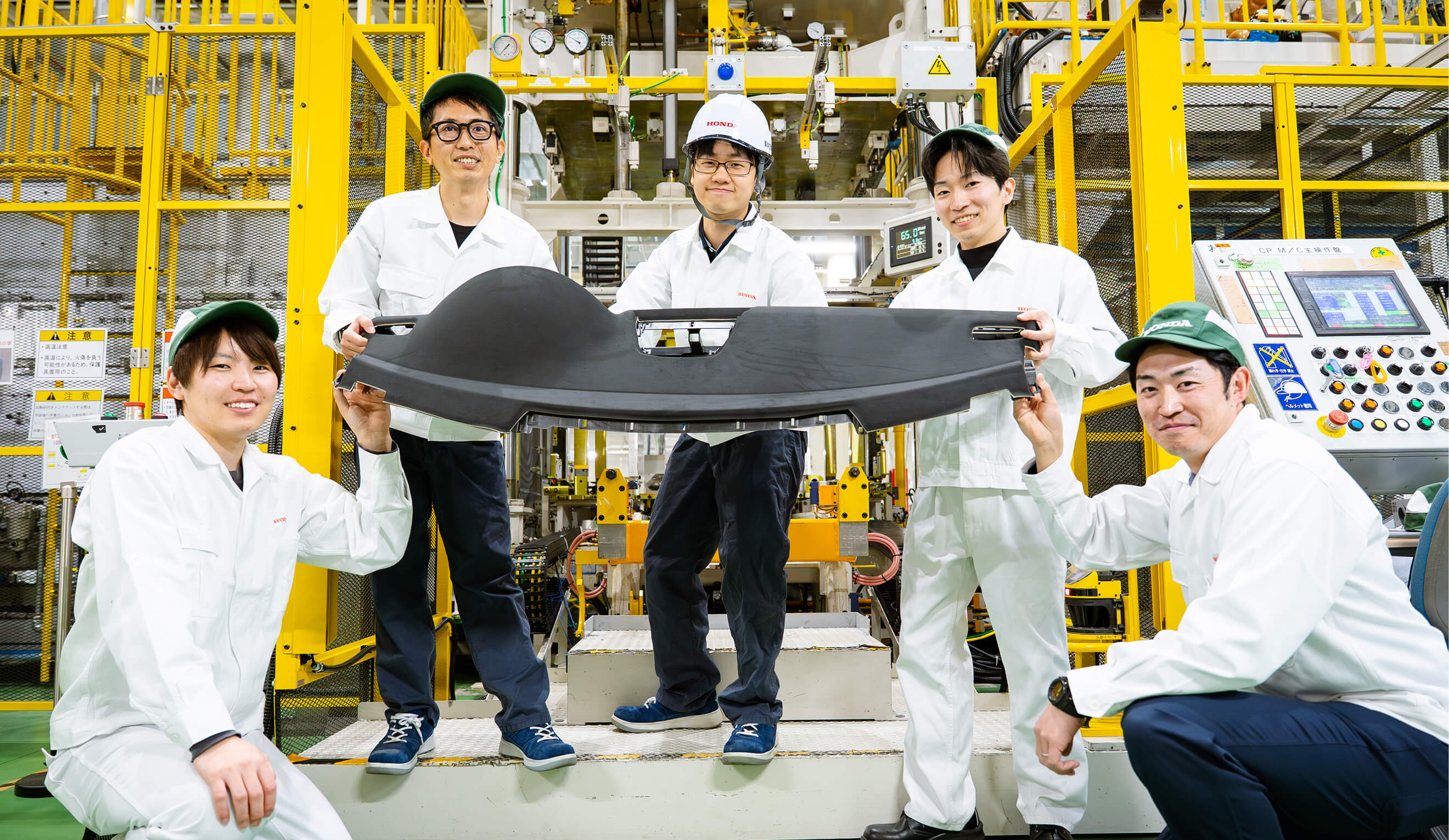 世界初の技術を実現。スウェード自動貼付け成形技術で量産車の意匠性に新たな選択肢を